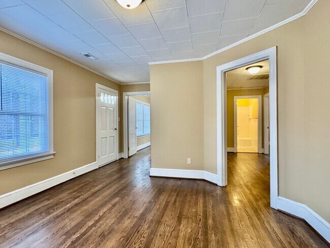 Foto del edificio - 2BR Home Available Now in Creedmoor!