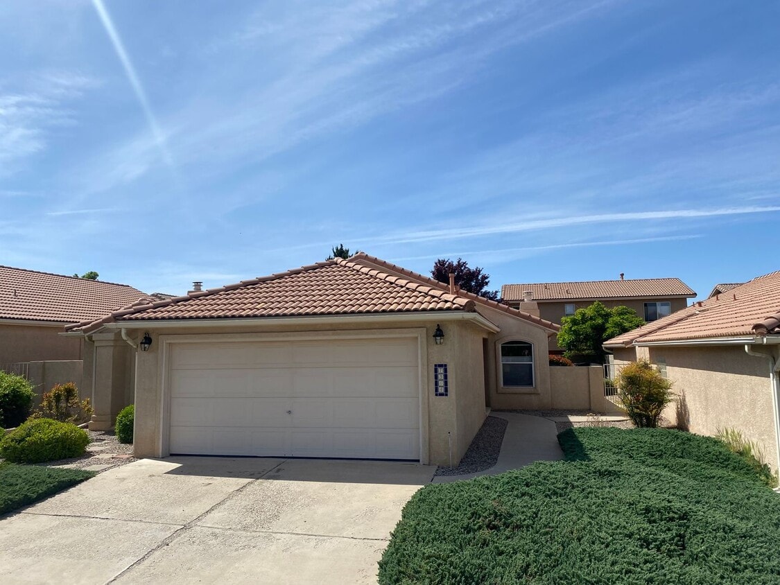 Foto principal - Spacious 3-Bedroom Home in Northeast Height