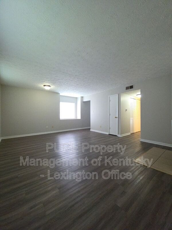 Building Photo - 3772 Camelot Dr