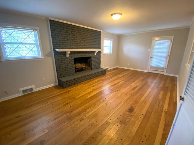 Building Photo - 4 bed, 2.5 bath home in East Memphis near CBHS, Shelby Farms, and Baptist Hospital