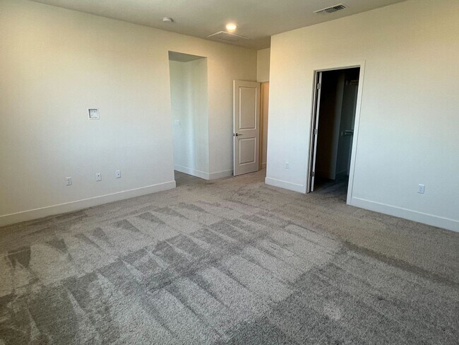 Foto del edificio - Spacious 4-Bedroom Home in Prime Tracy Loc...