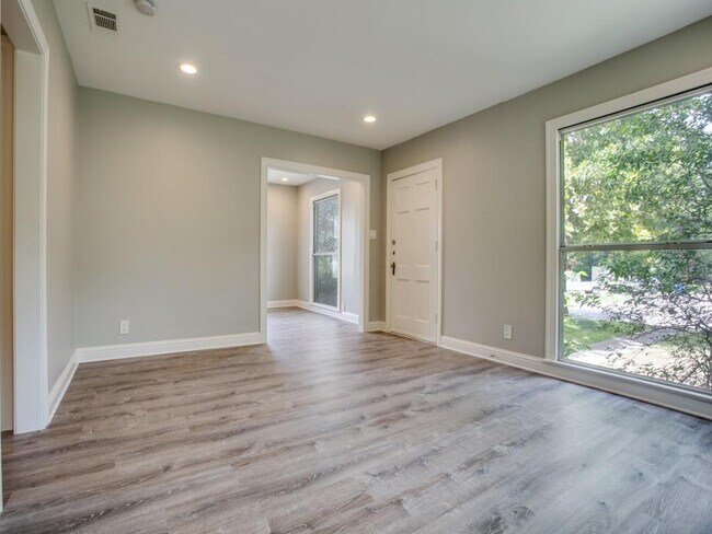 Foto del edificio - 2929 Higgins St