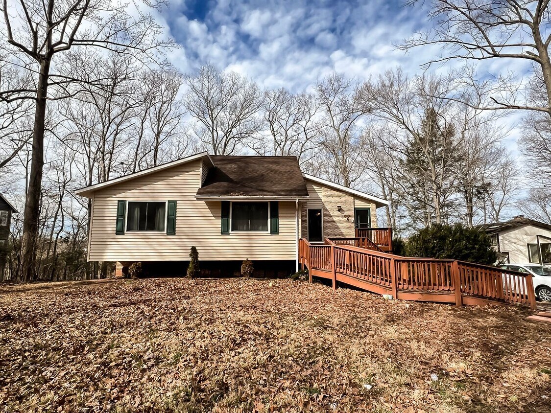 Primary Photo - Outstanding 3 Bed 3 Bath Riverfront Home w...