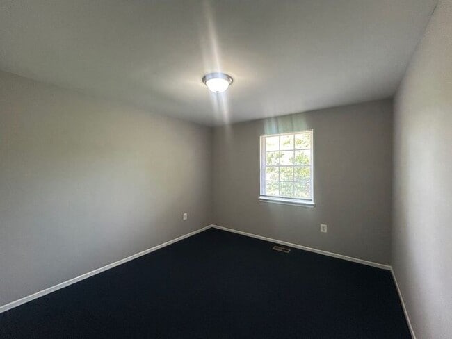 Building Photo - 4 Bedrooms 2 full plus 2 half bathrooms