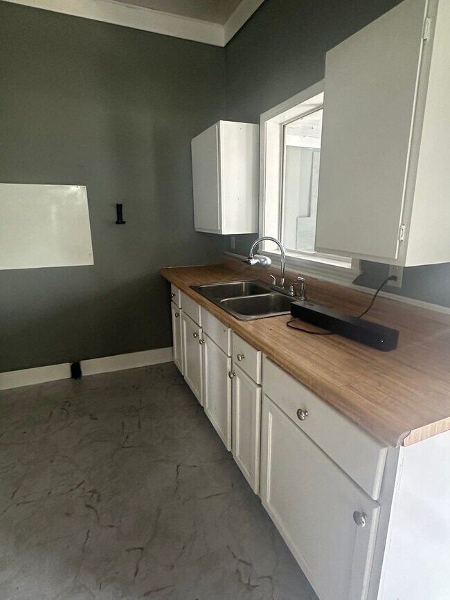 Foto del edificio - 1 bedroom, 1 bathroom Home Available in Br...