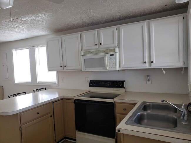 kitchen - 601 Hollander Rd