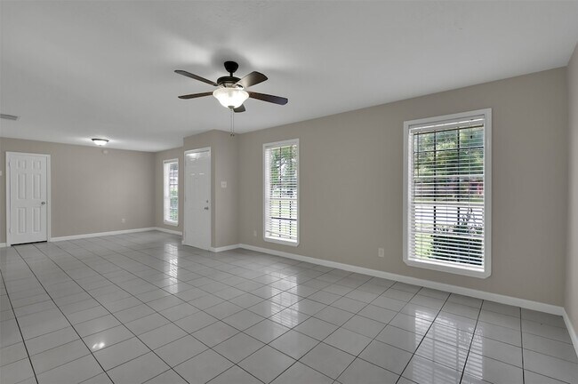 Building Photo - 1018 Surrey Ct