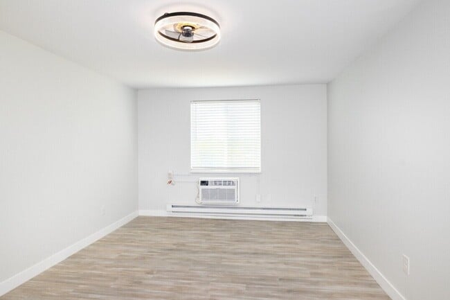 Dormitorio principal - Arvada Court Apartments - Utilities included!