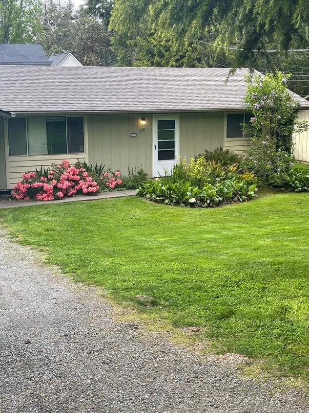 Great location, close to hey 16, 5 minutes to shopping, restaurants, urgent care & MultiCare, - 1020 34th Ave NW
