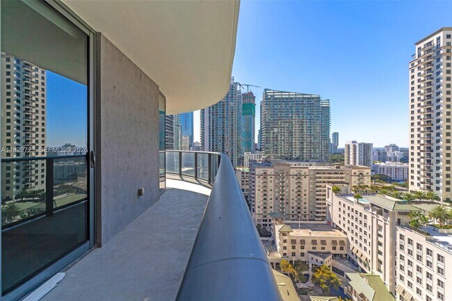 Foto del edificio - 45 SW 9th St