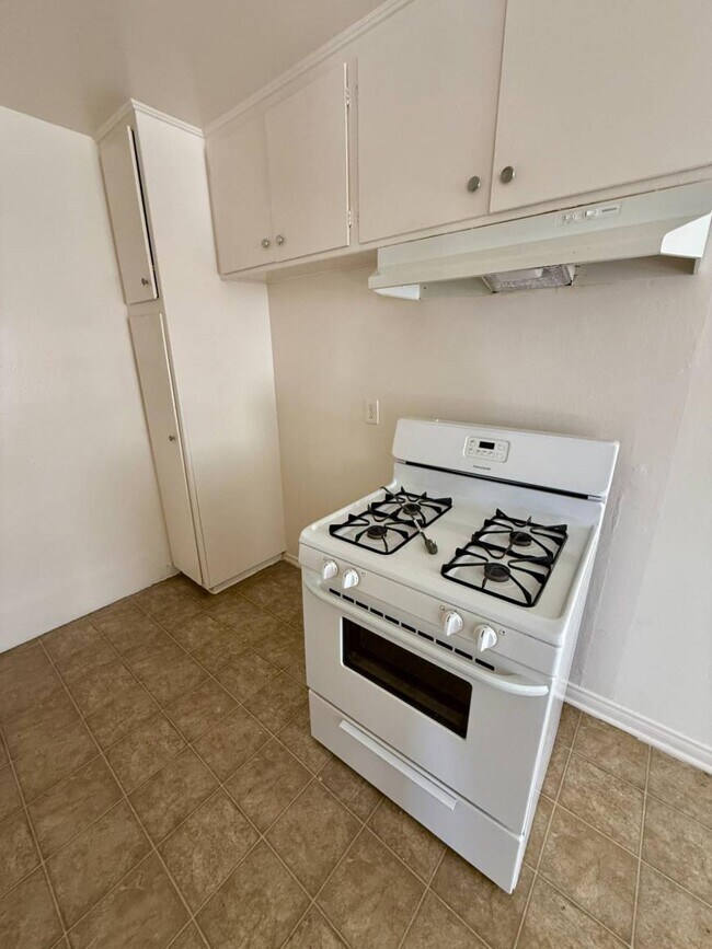 Building Photo - 1.0 bedroom in Canoga Park California 91304