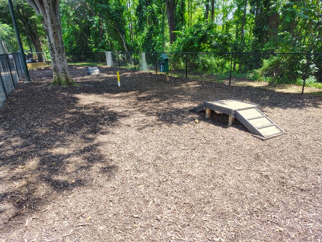 Foto del edificio - 600 Reusens Rd