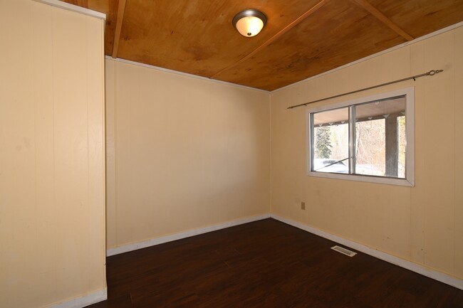 Building Photo - 1428 Iona Rd
