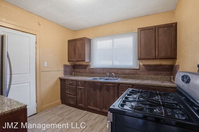 Building Photo - 3 br, 1 bath House - 3322 West Grand St. U...