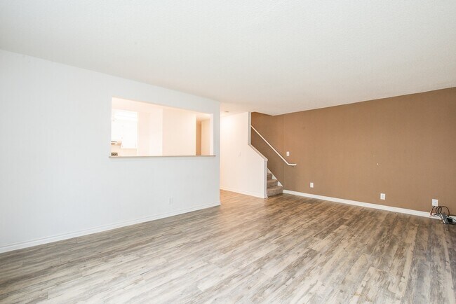 Building Photo - COMMUTER'S DREAM! 3BR/2.5BA Located In The...