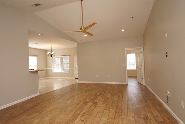 Building Photo - Central Niceville Location