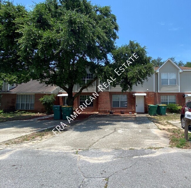 Foto del edificio - **PRICE REDUCED**
