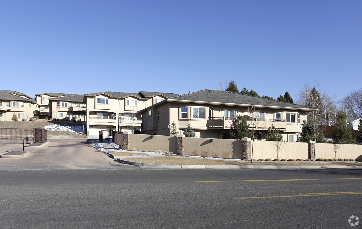 Building Photo - Iron Horse Villas