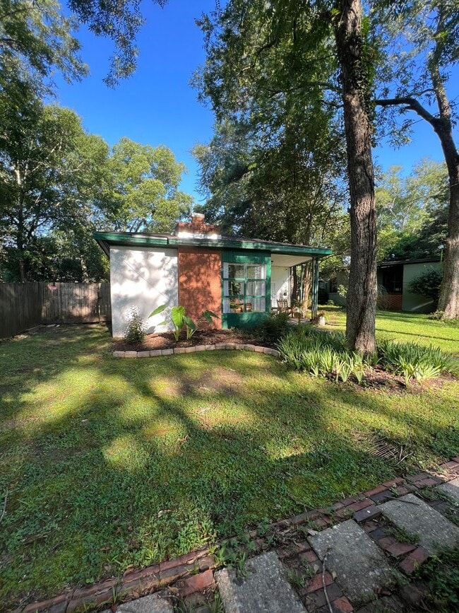 Building Photo - 511 Hudson Terrace