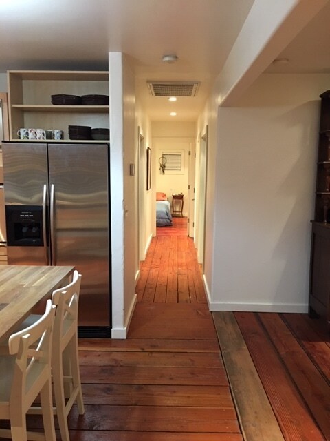 Vista del pasillo desde la zona de cocina/comedor. - 285 Washburn Ave