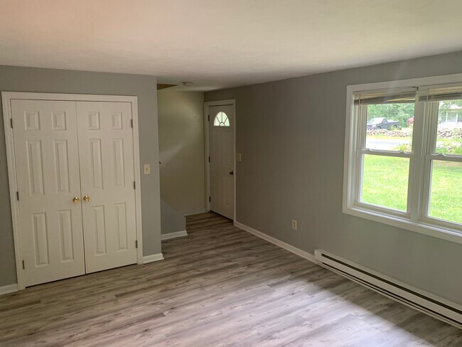 Living room - 41 Flagg Swamp Rd