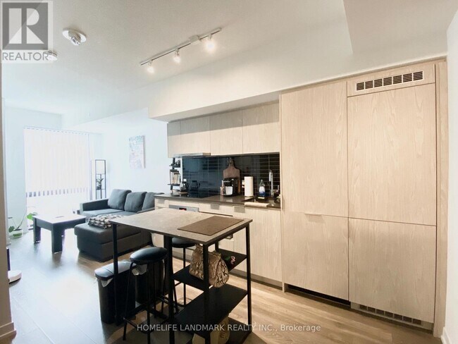 Building Photo - 60 Shuter St