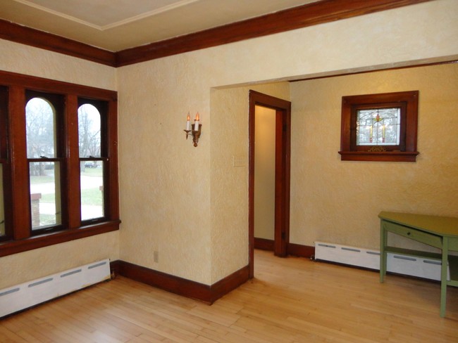 Building Photo - Brick Bungalow in Fox Point for Rent