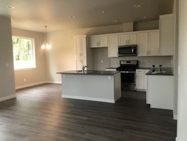 Building Photo - Brand New Condo