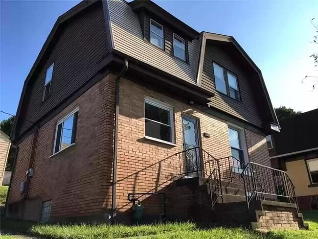 Building Photo - Updated 2 Bed, 1 Bath Home w/ Bonus Room i...