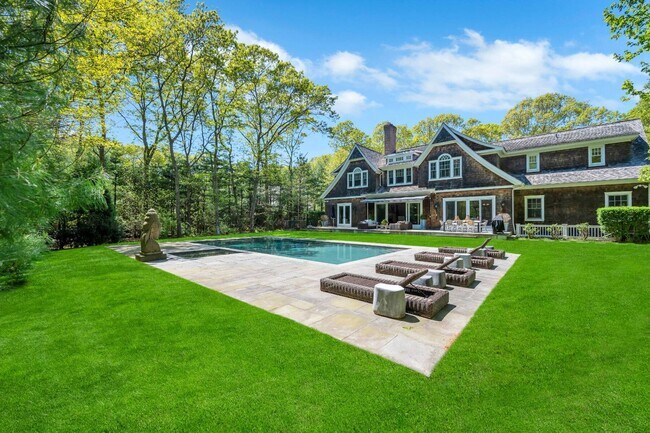 Building Photo - 22 E Woods Path