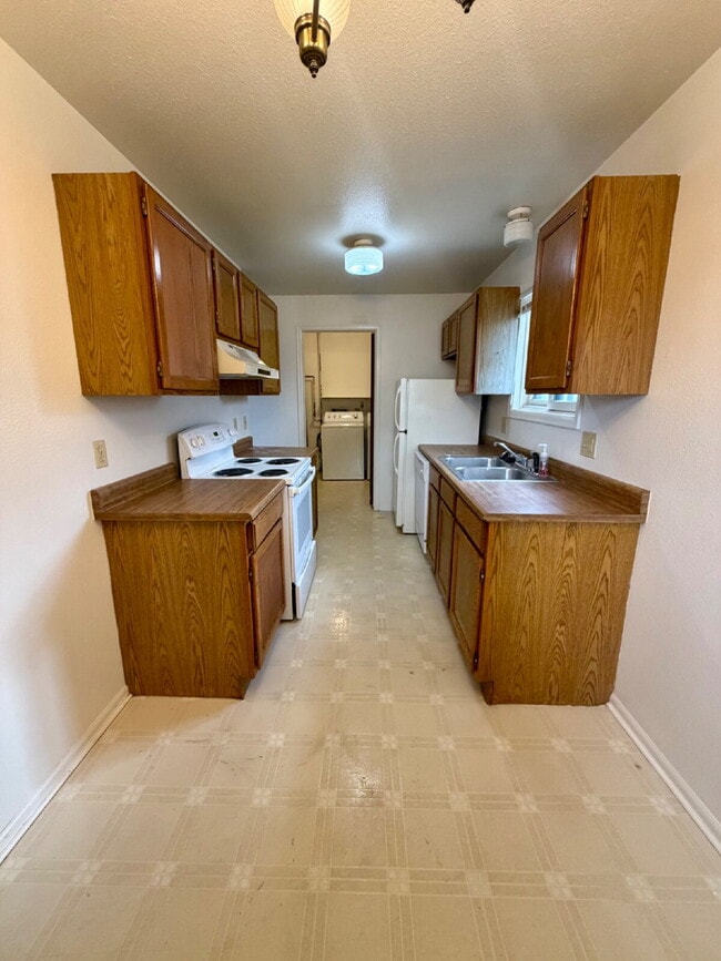 Building Photo - Main level two bedroom, one bathroom close to Greenway!