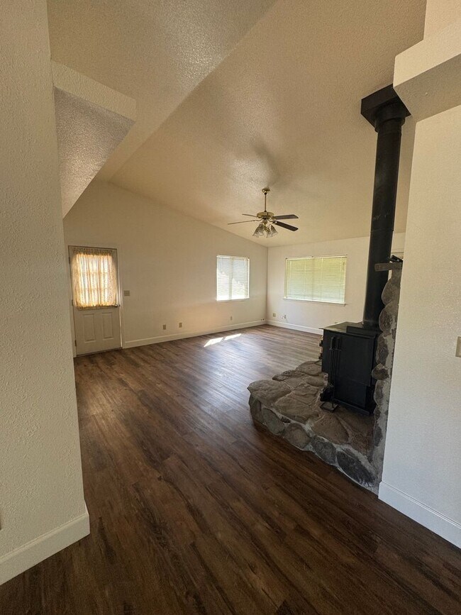 Foto del edificio - 3 BEDROOM HOME IN COUNTRY SETTING