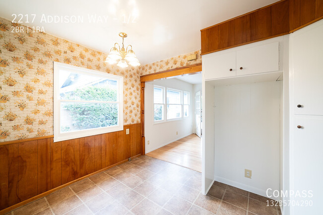 Building Photo - Charming 1940's 900 Sqft 2-Bed, 1-Bath wit...