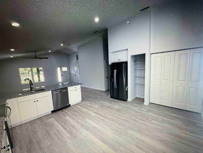 Foto del edificio - 231 Monterey Ave