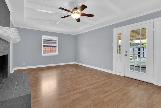Building Photo - 3/2/2 in Quiet Sherman Neighborhood Near F...