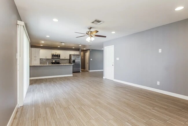 Building Photo - 421 E Hermosa Dr
