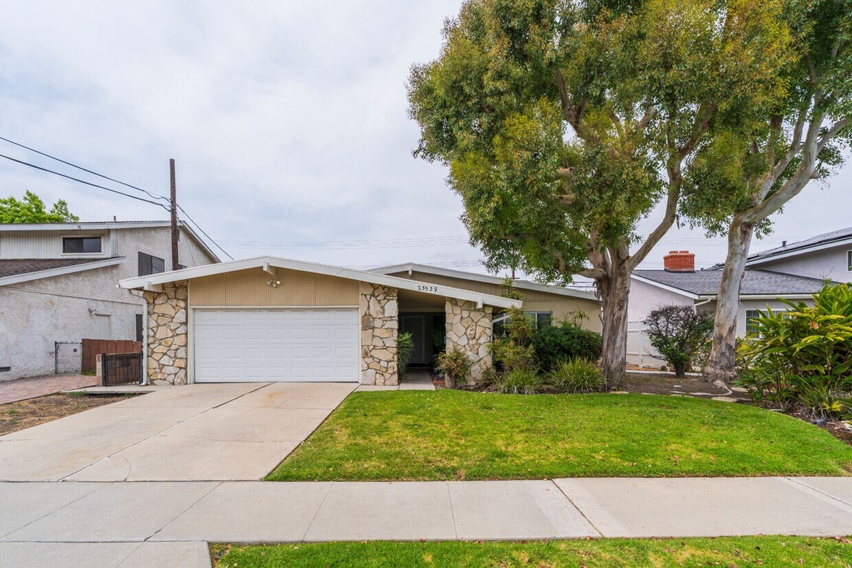 Foto principal - West Torrance 4 bedroom 2 bath