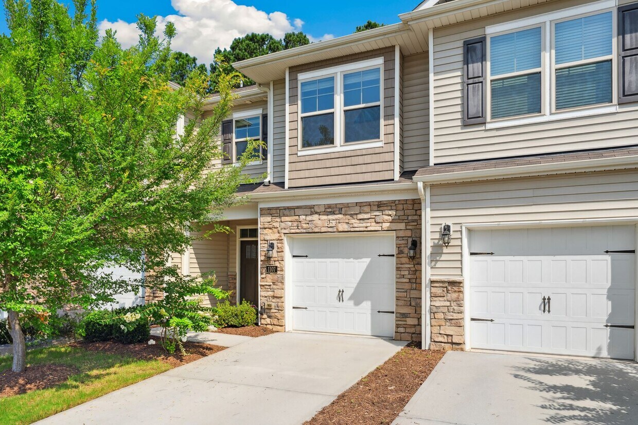 Primary Photo - Available NOW! Beautiful 3bd/2.5ba Two-Sto...