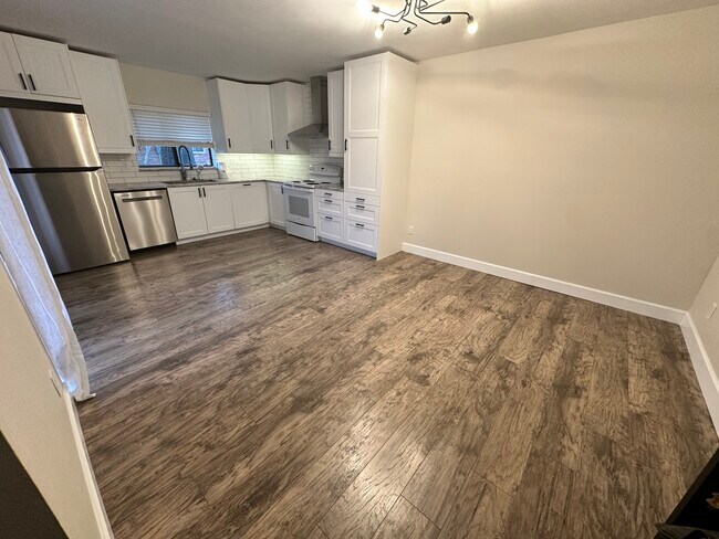 Building Photo - 1448 Park Shore Cir