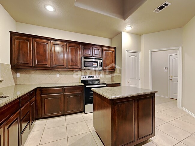 Foto del edificio - 4525 Lacewood Dr