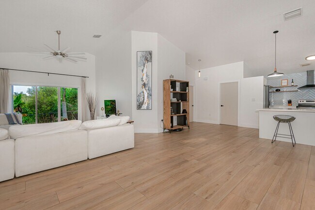 Foto del edificio - Exquisite Pool Home in Alhambra – Pembroke...