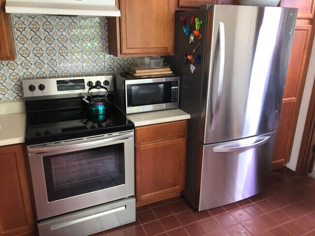 Foto del edificio - A 4 Bedroom, 2.5 Bathroom Spacious home in...