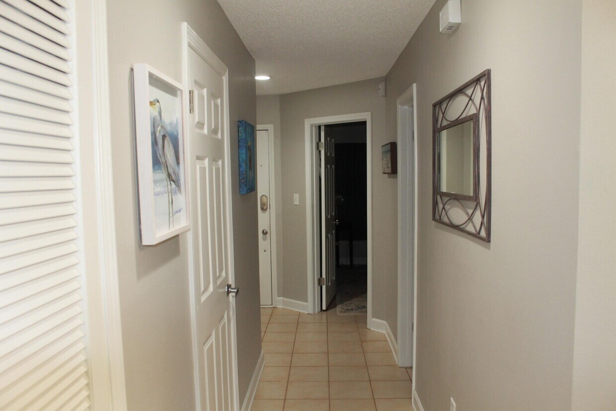 Primary Photo - 305 Southlake Ct
