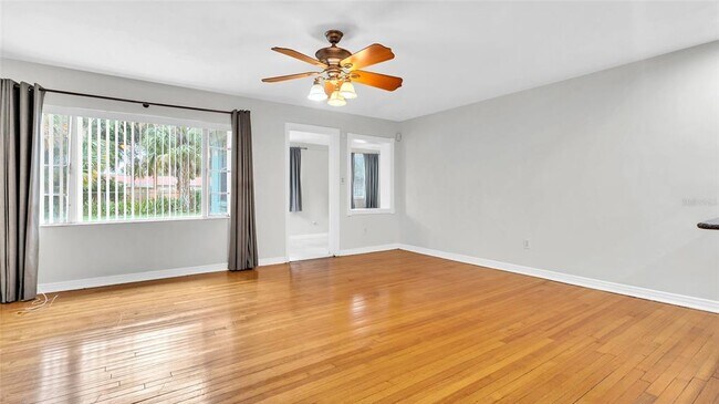 Foto del edificio - 4211 W Knights Ave