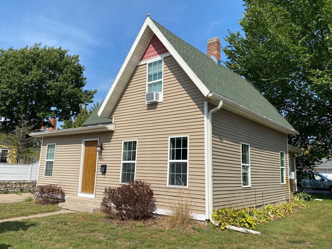 Primary Photo - 1019 Cass St