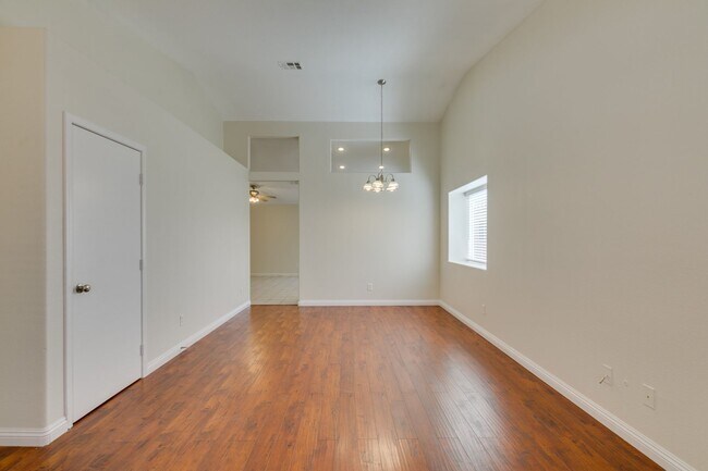 Building Photo - Charming 3 bedroom, 2 bathroom home locate...