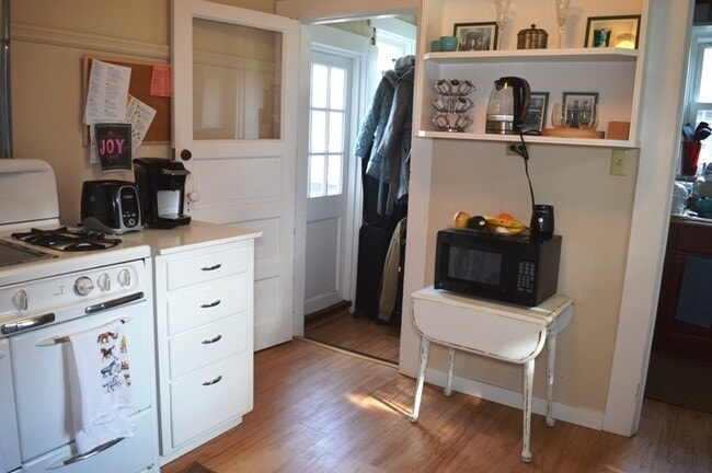 Building Photo - Charming & Bright Unit in Sausalito Banana Belt!