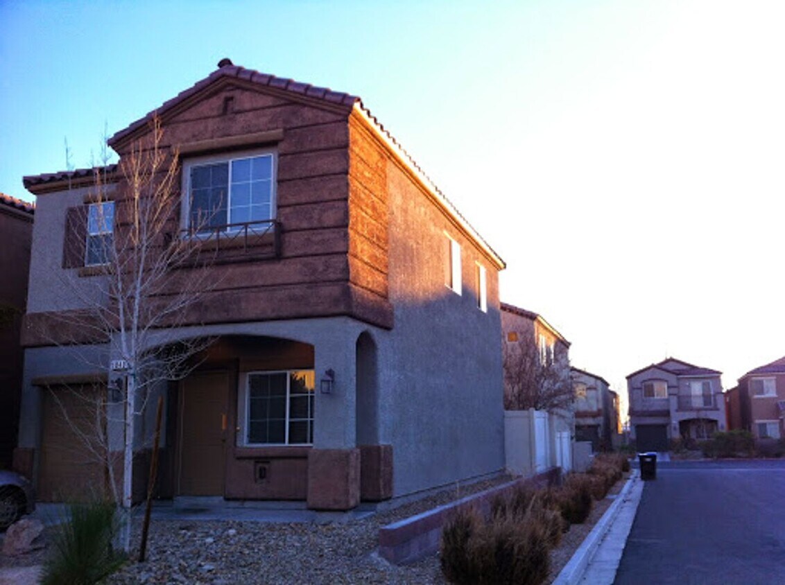 Building Photo - Modern Elegance: Stylish 3 Bed, 2.5 Bath Home