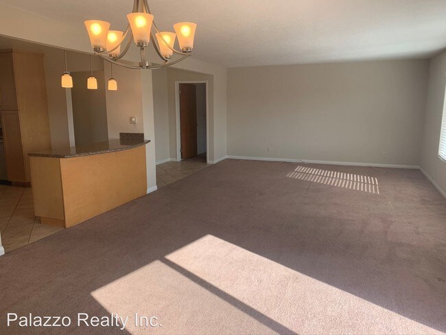 Building Photo - 3 br, 2 bath House - 3737 E. 2nd St. #301