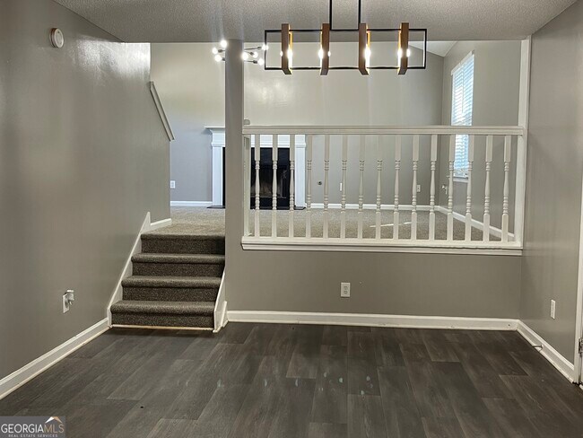 Foto del edificio - 7177 Hazelwood Dr